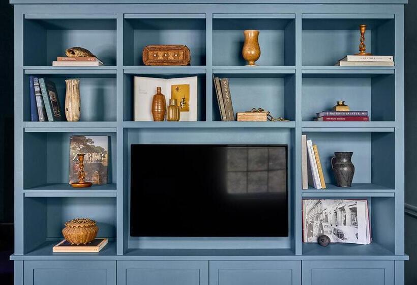 جناح جونيور إداري, The Vanderbilt, Auberge Resorts Collection