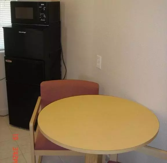 سوییت جونیور, Tri Valley Inn & Suites