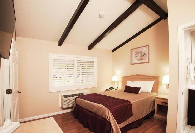 Полулюкс, Tri Valley Inn & Suites