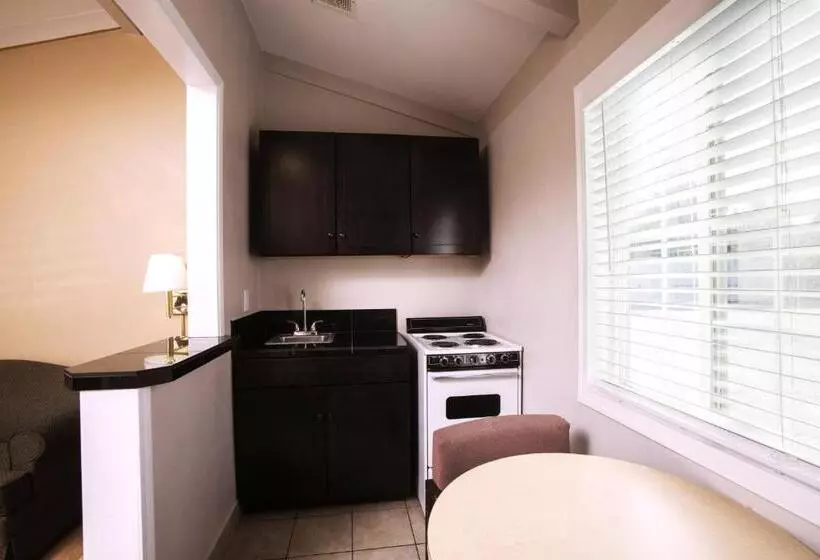 سوییت جونیور, Tri Valley Inn & Suites