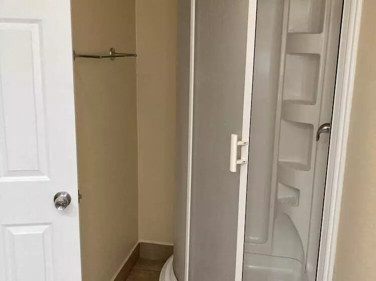 سوییت, Tri Valley Inn & Suites