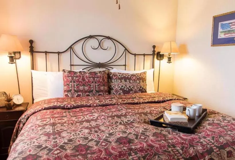 Deluxe Suite King Bed, Vineyard Court Designer Suites