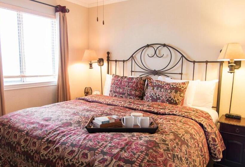 Deluxe Suite King Bed, Vineyard Court Designer Suites