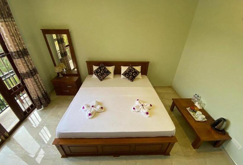 Quarto Deluxe com Sacada, Nirosha Guest House