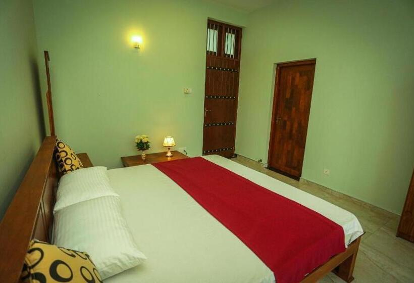 Quarto Deluxe com Sacada, Nirosha Guest House
