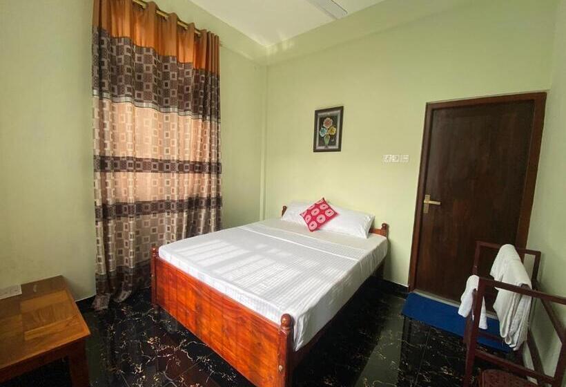 Quarto Estandar, Nirosha Guest House