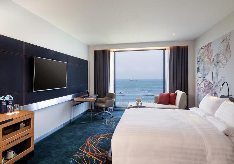 اتاق پرمیوم با چشم‌انداز دریا, Novotel Marina Sriracha