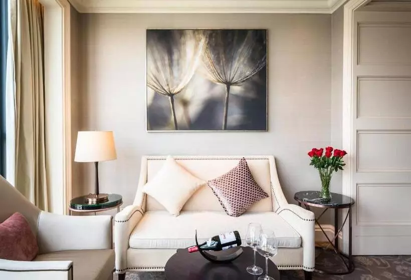 Standard-studio, Caravelle Saigon