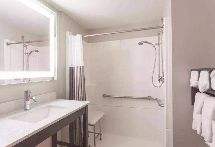 اتاق استاندارد با تخت بزرگ برای معلولان, La Quinta By Wyndham Columbus North