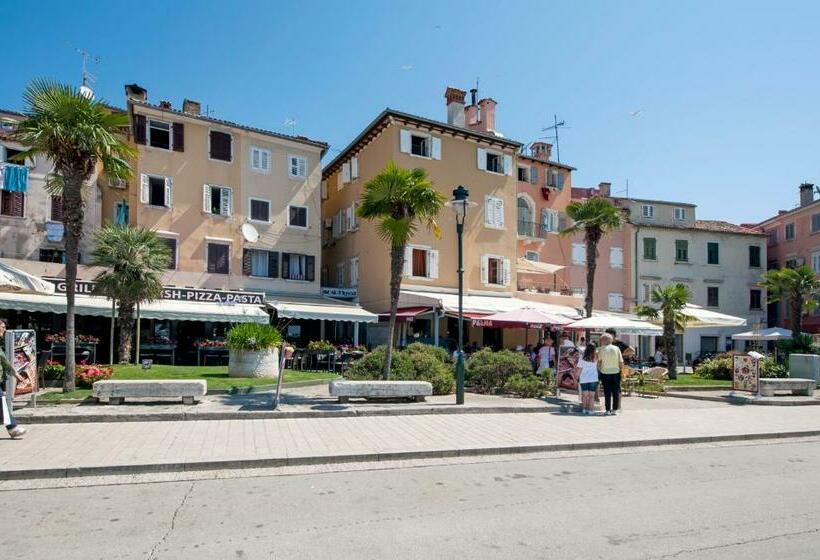 סטודיו דלוקס, Riva Residence