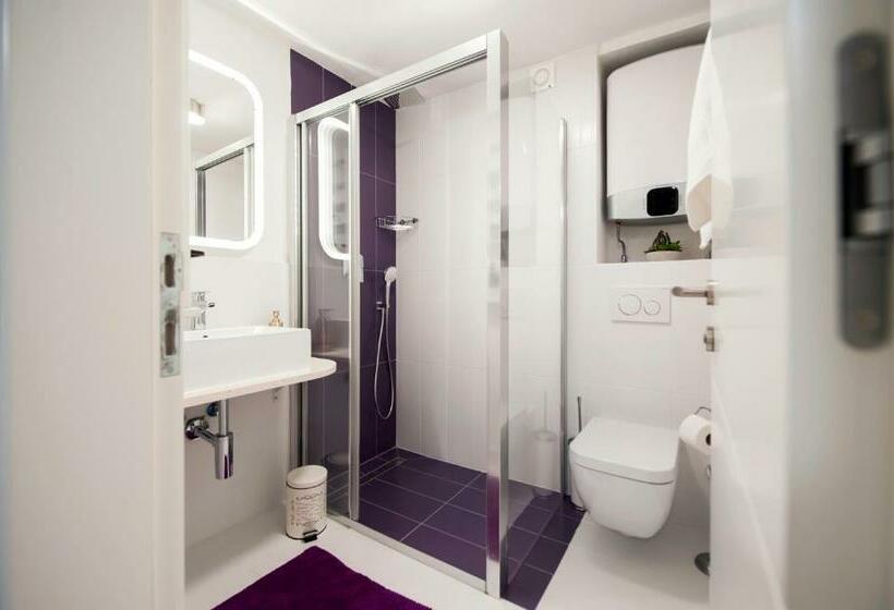 סטודיו דלוקס, Riva Residence