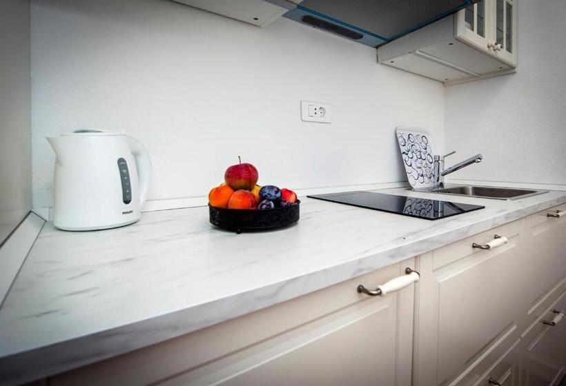 סטודיו דלוקס, Riva Residence