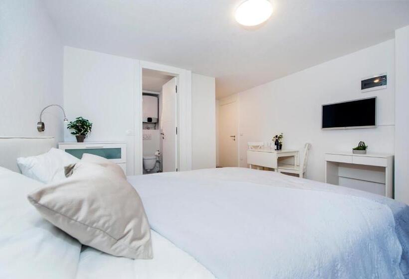 סטודיו דלוקס, Riva Residence