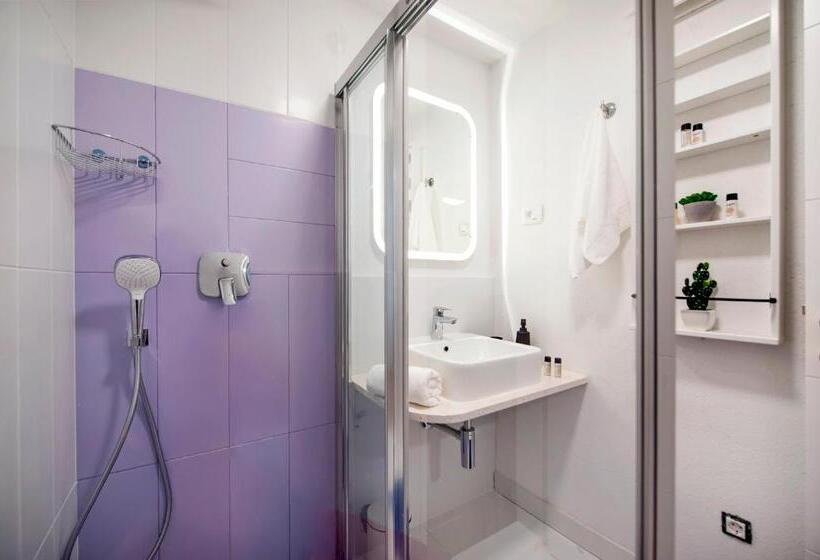 סטודיו דלוקס, Riva Residence