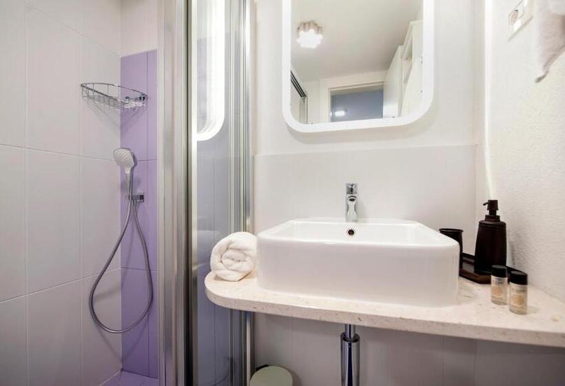 סטודיו דלוקס, Riva Residence