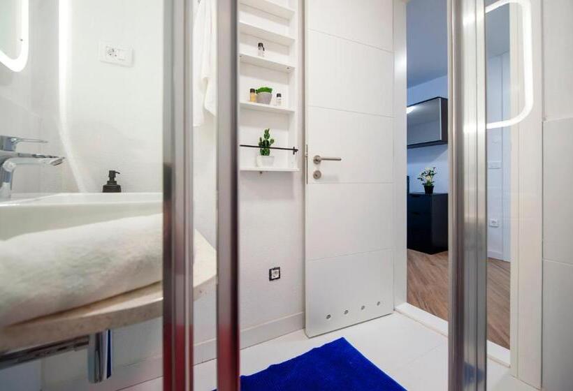 סטודיו דלוקס, Riva Residence