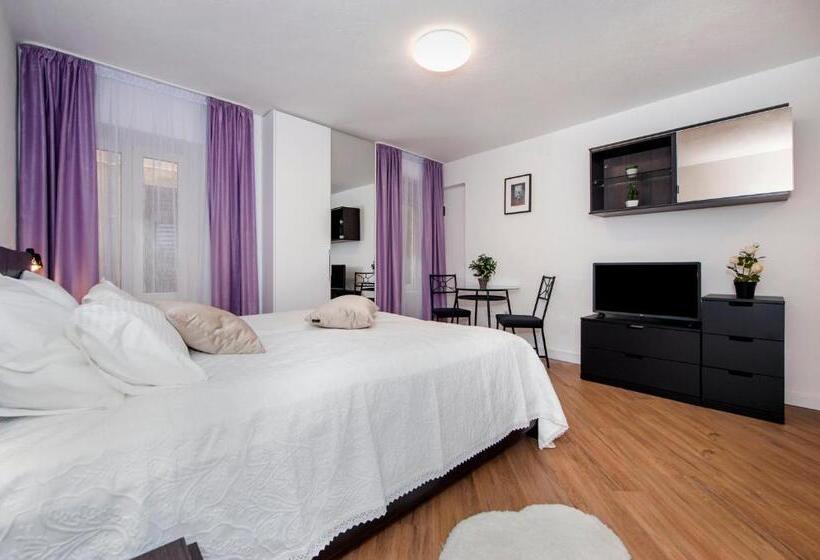 סטודיו דלוקס, Riva Residence