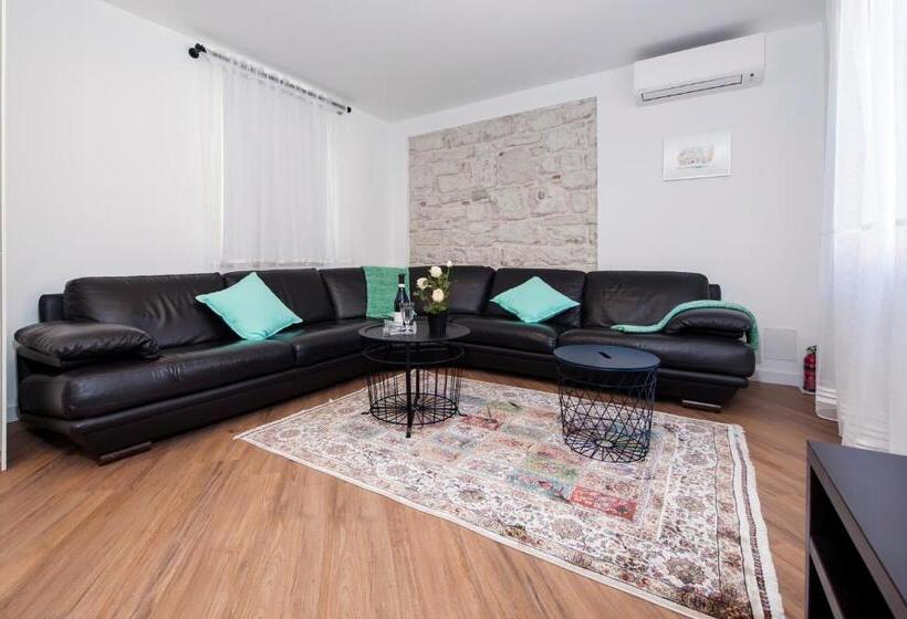 דירת דופלקס בת חדר שינה 1, Riva Residence