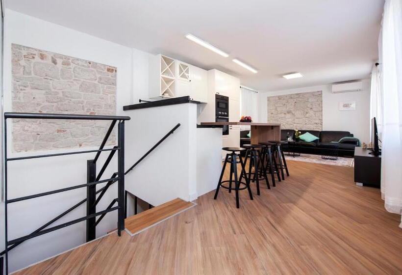 דירת דופלקס בת חדר שינה 1, Riva Residence