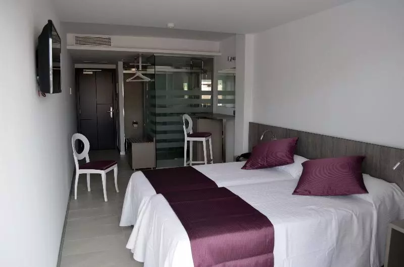 اتاق استاندارد سه نفره, Eurostars Puerto de Ibiza