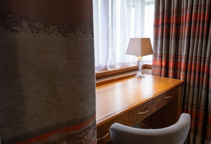 غرفة قياسية, Dale Hill