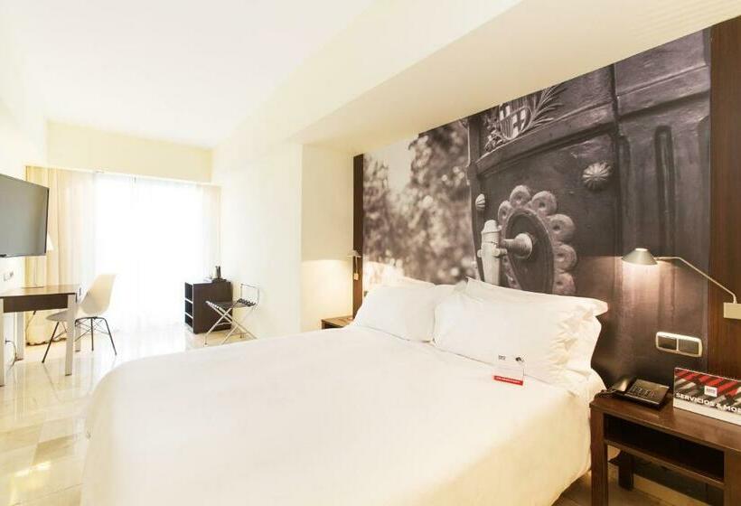 Номер Superior с Балконом, Moxy Barcelona