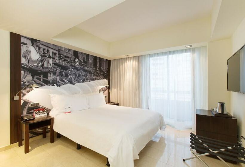 Номер Superior с Балконом, Moxy Barcelona