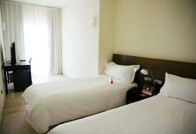 اتاق استاندارد با بالکن, Moxy Barcelona