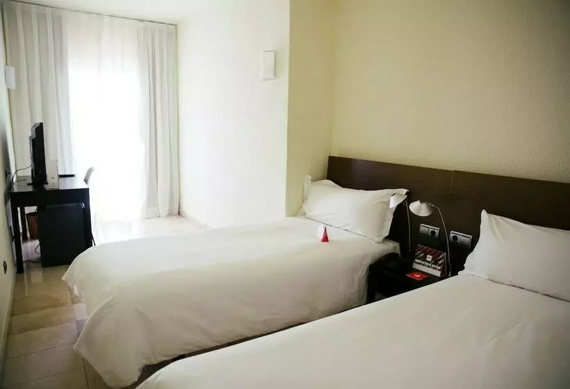 اتاق استاندارد با بالکن, Moxy Barcelona