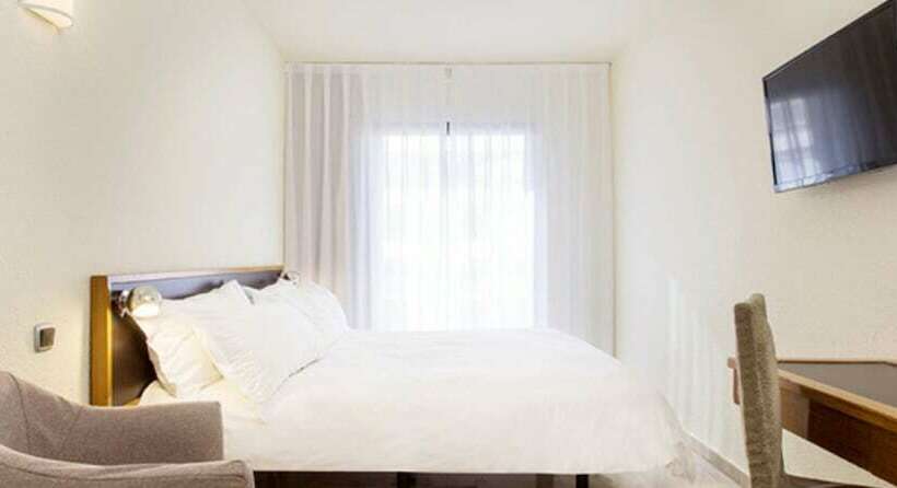 Номер Стандарт с Балконом, Moxy Barcelona