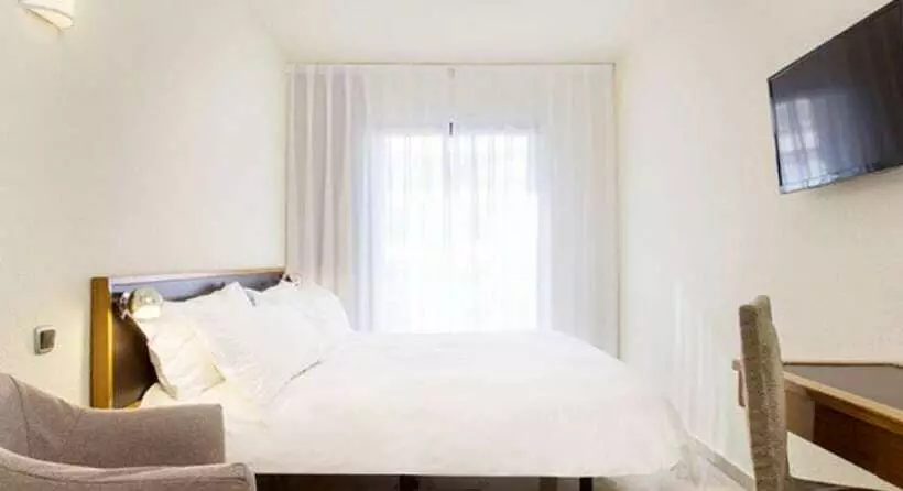 اتاق استاندارد با بالکن, Moxy Barcelona