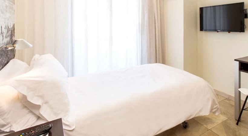 Номер Стандарт с Балконом, Moxy Barcelona