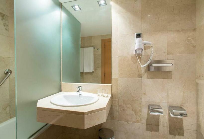 Одноместный Номер Basic, Moxy Barcelona