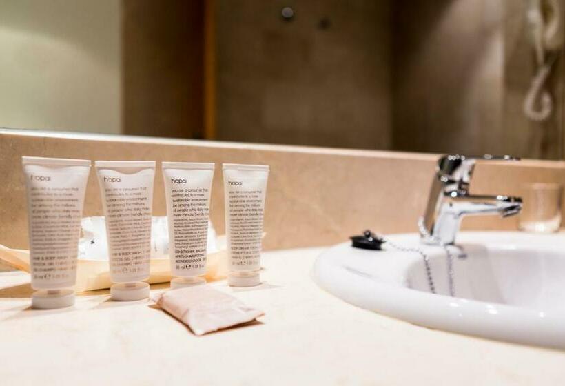 Одноместный Номер Basic, Moxy Barcelona