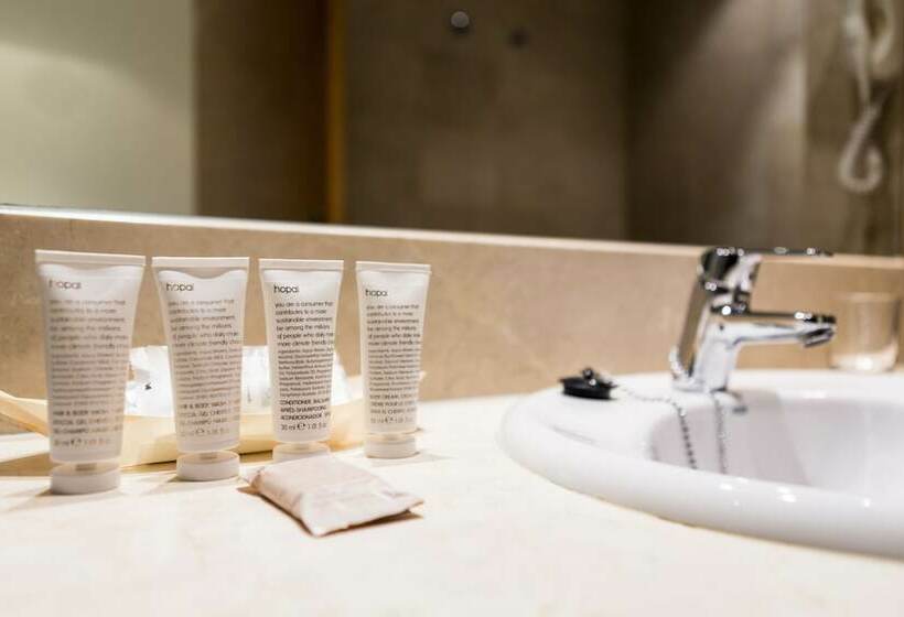 Номер Superior Вид на Город, Moxy Barcelona