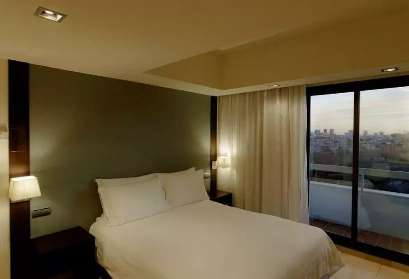 اتاق استاندارد با چشم‌انداز شهر, Moxy Barcelona