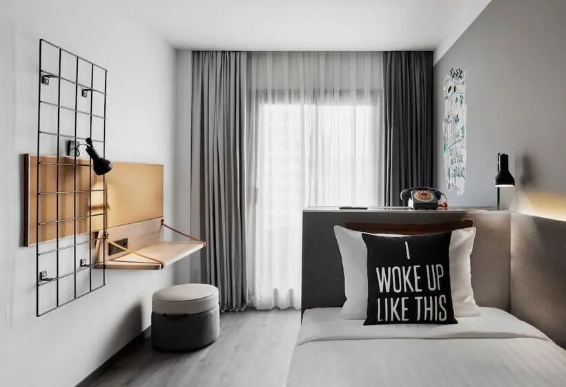 Camera Standard Vista Città, Moxy Barcelona