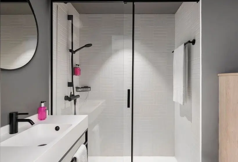 Camera Standard Vista Città, Moxy Barcelona