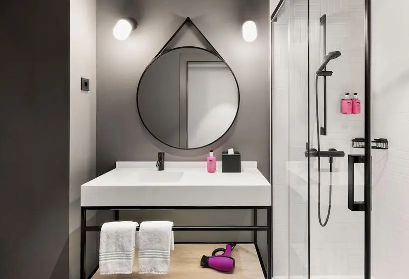 Camera Standard con Balcone, Moxy Barcelona