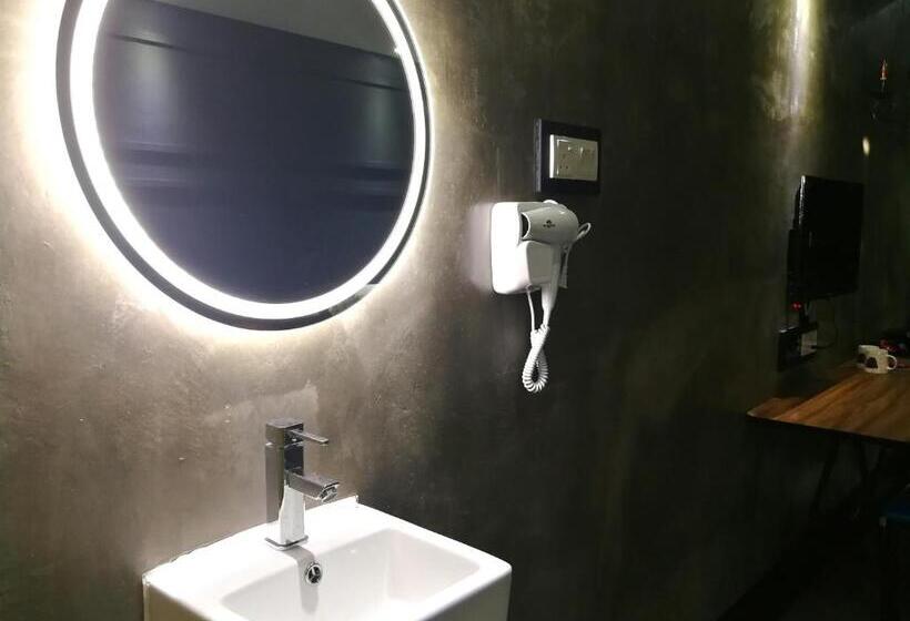 Cameră Deluxe, Cj House