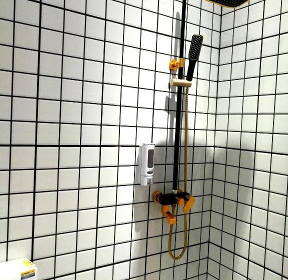 Cameră Deluxe, Cj House