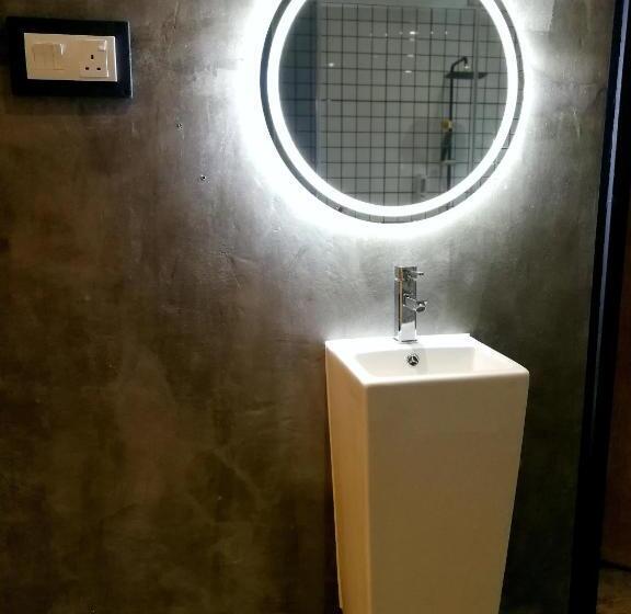 Cameră Deluxe, Cj House