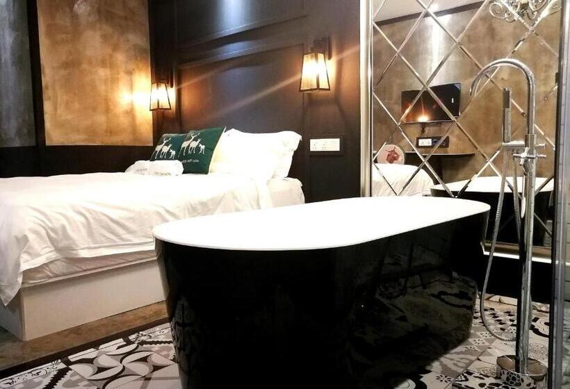 Cameră Deluxe, Cj House