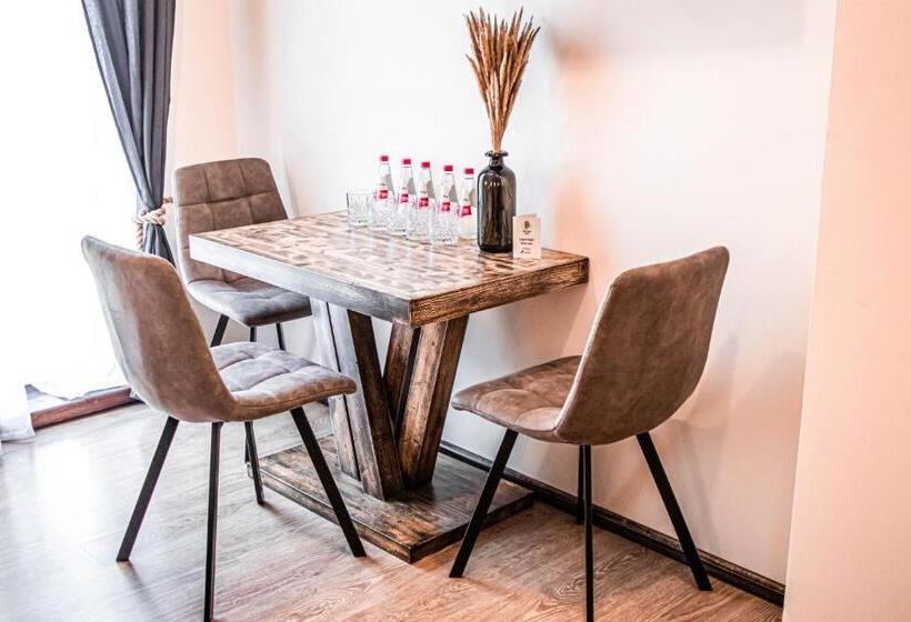 اتاق خانوادگی, Vanaga Ligzda