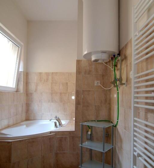 标准三人间共用浴室, Fontana Pizzeria   Pension