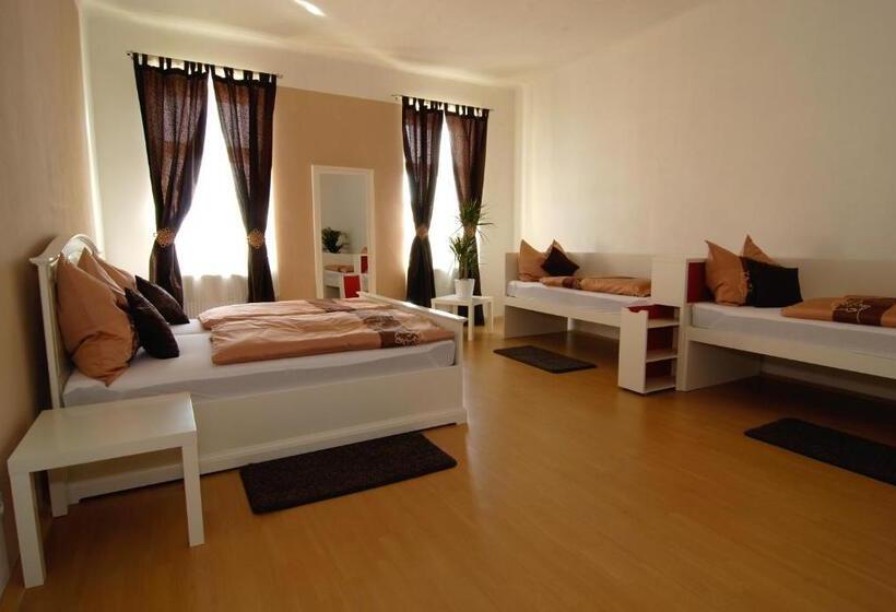 标准四人间共用浴室, Fontana Pizzeria   Pension