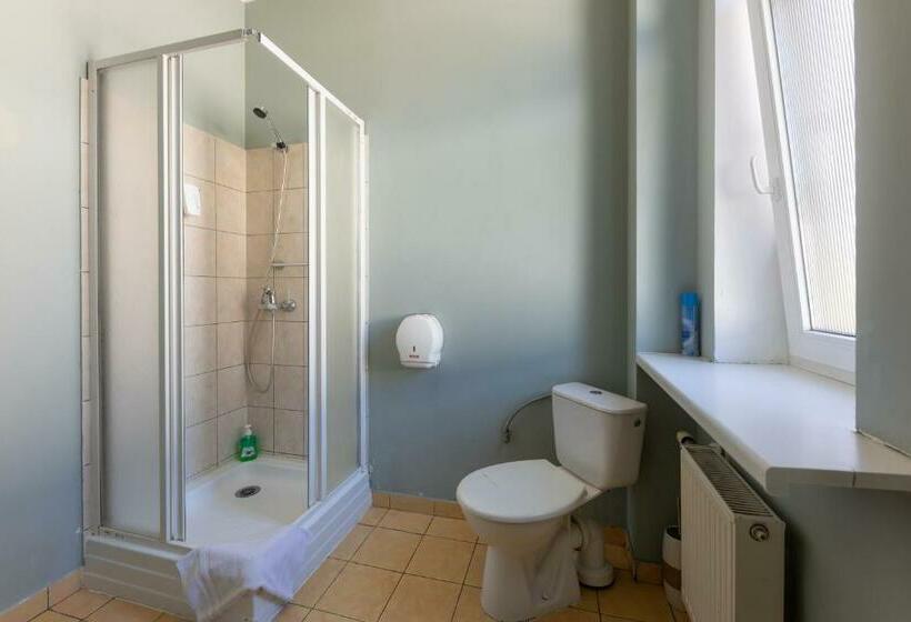 اتاق اکونومی, Spare Hotel And Bowling