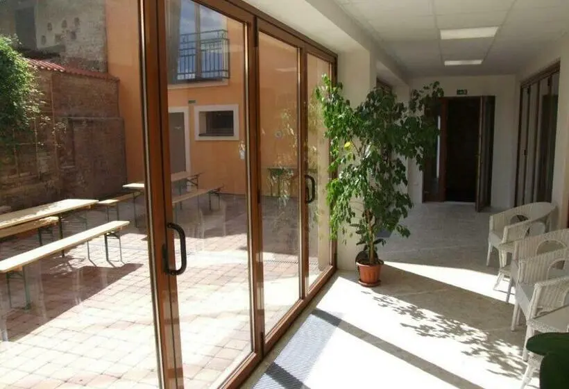استودیوی استاندارد, Pension Mikulov