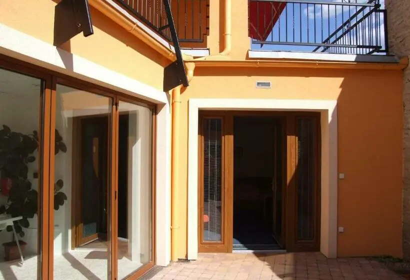 استودیوی استاندارد, Pension Mikulov