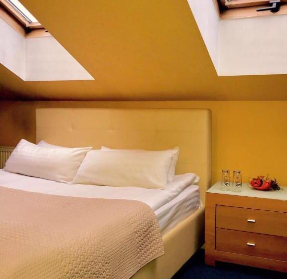 سوییت جونیور, Spare Hotel And Bowling